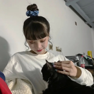 女生抱猫咪头像