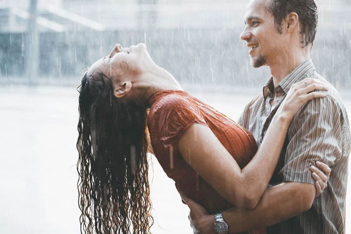 在雨中抱着你的样子，真美